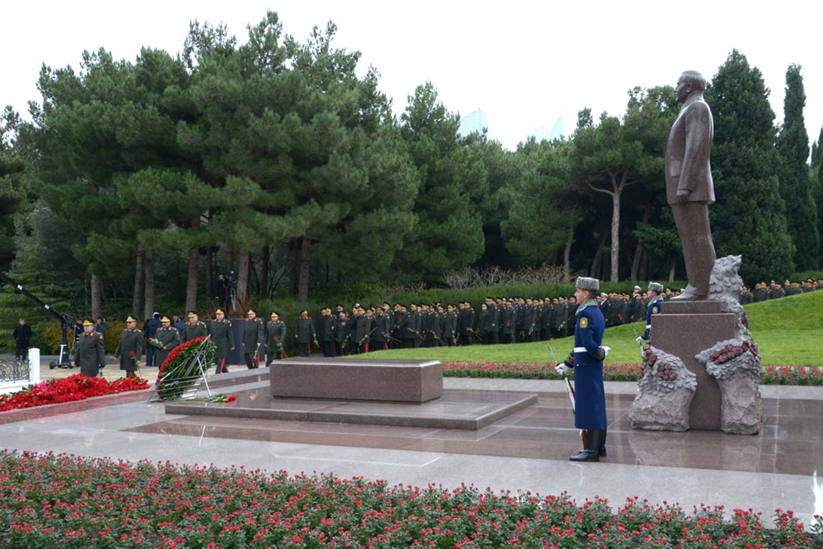Azerbaijani public visits Alley of Honor to commemorate 12th death anniversary of Heydar Aliyev (PHOTO-VİDEO)