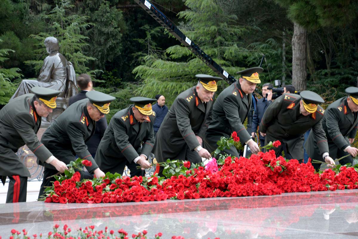 Azerbaijani public visits Alley of Honor to commemorate 12th death anniversary of Heydar Aliyev (PHOTO-VİDEO)
