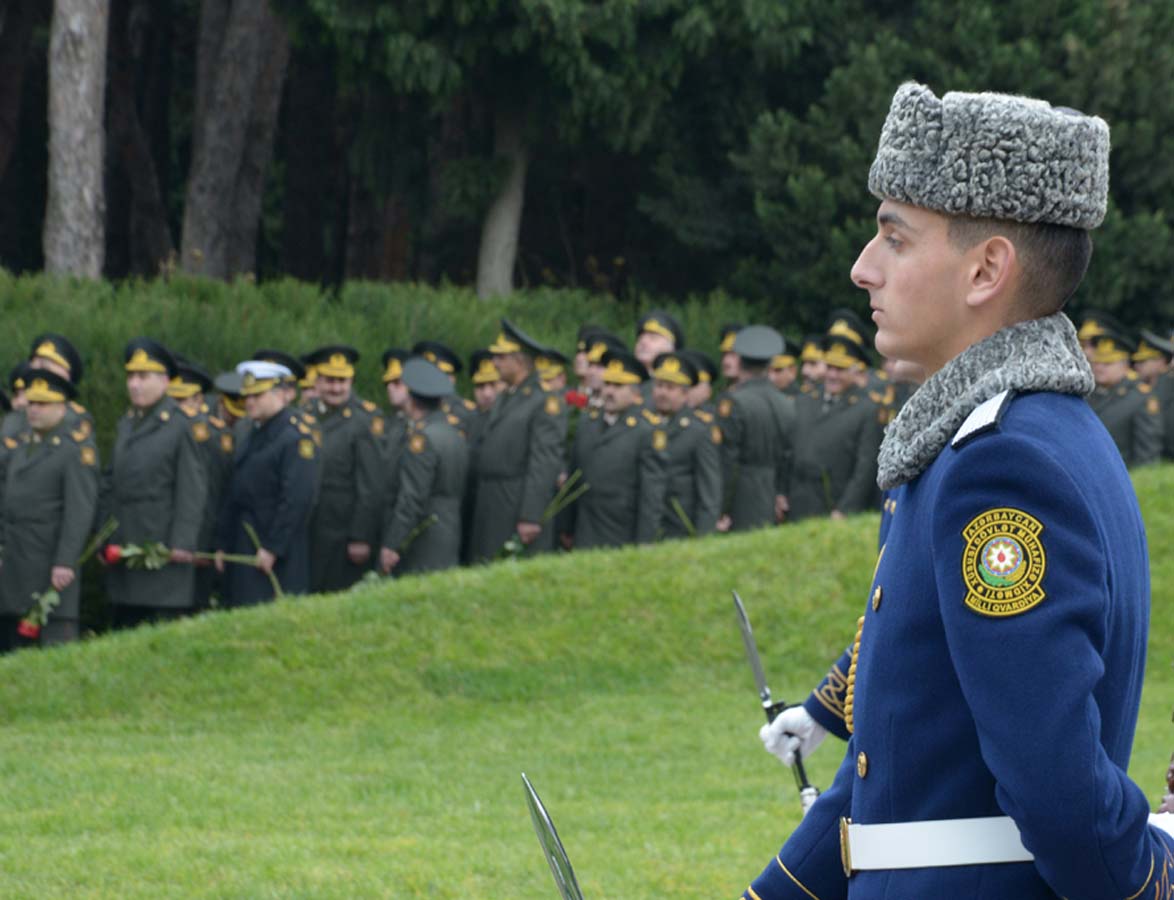 Azerbaijani public visits Alley of Honor to commemorate 12th death anniversary of Heydar Aliyev (PHOTO-VİDEO)