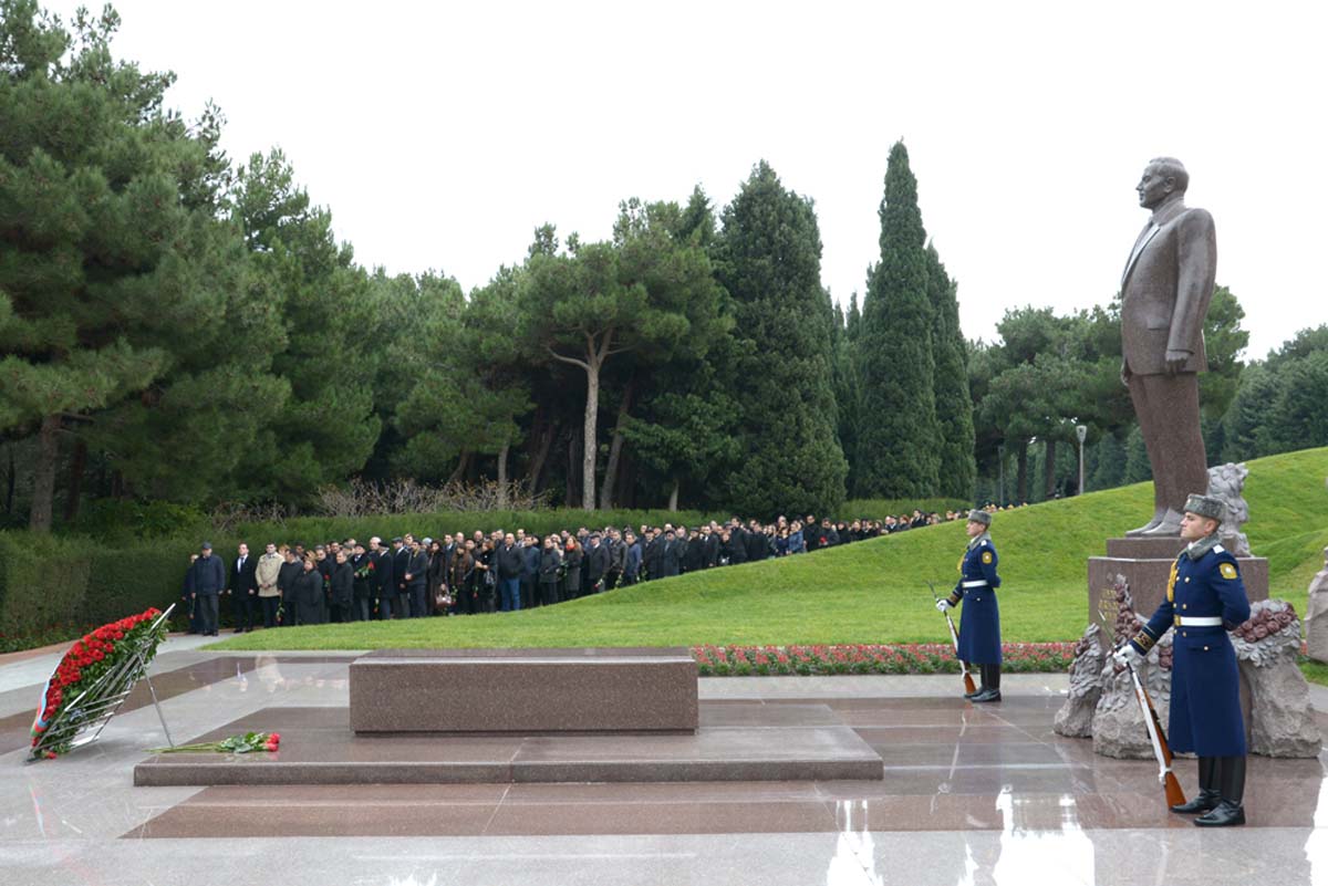 Azerbaijani public visits Alley of Honor to commemorate 12th death anniversary of Heydar Aliyev (PHOTO-VİDEO)