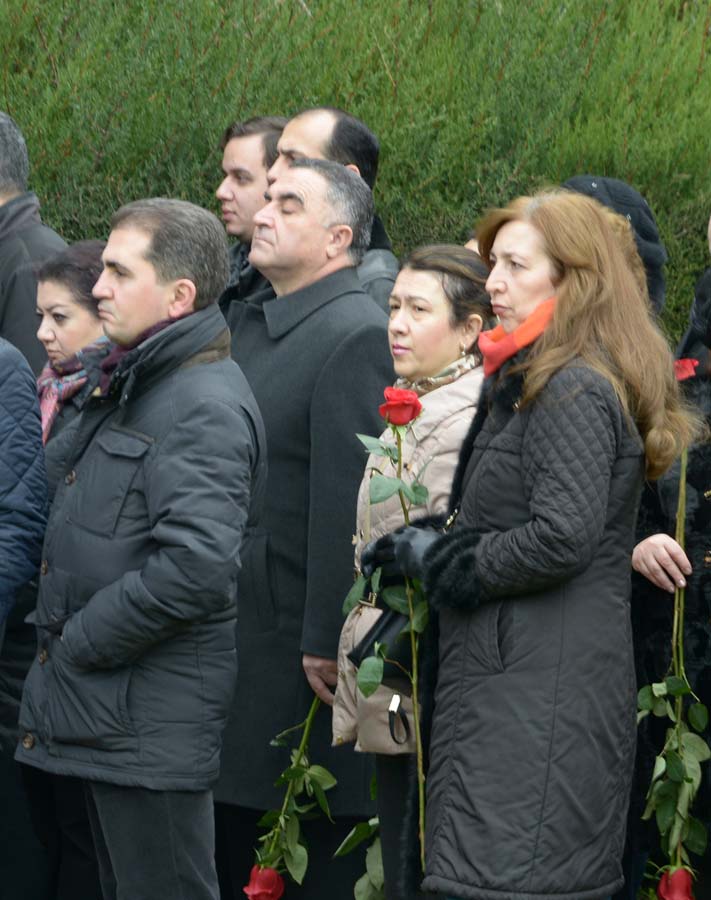Azerbaijani public visits Alley of Honor to commemorate 12th death anniversary of Heydar Aliyev (PHOTO-VİDEO)