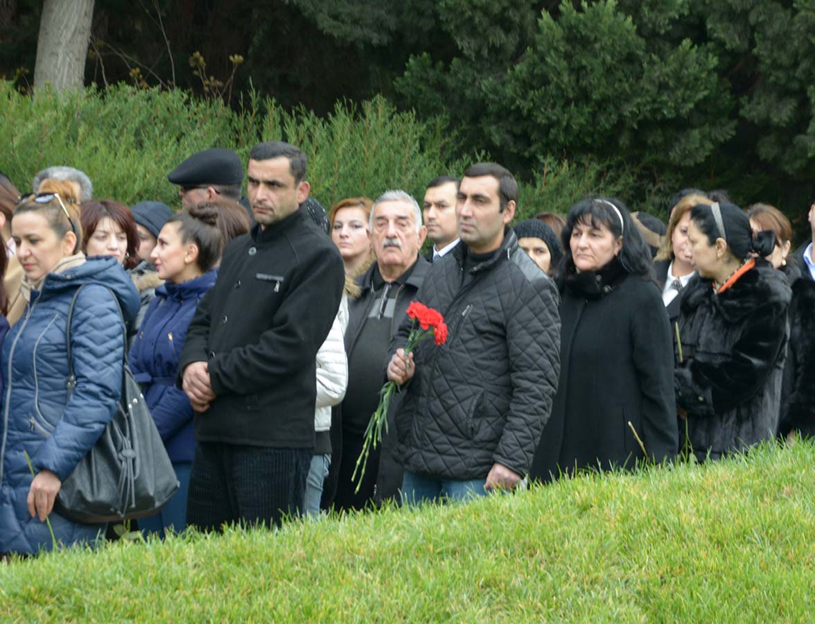 Azerbaijani public visits Alley of Honor to commemorate 12th death anniversary of Heydar Aliyev (PHOTO-VİDEO)