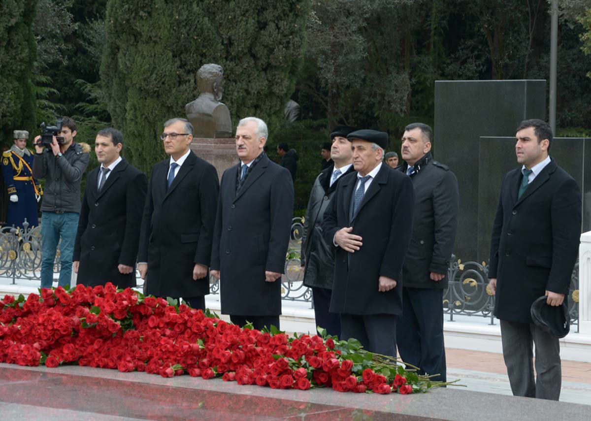 Azerbaijani public visits Alley of Honor to commemorate 12th death anniversary of Heydar Aliyev (PHOTO-VİDEO)