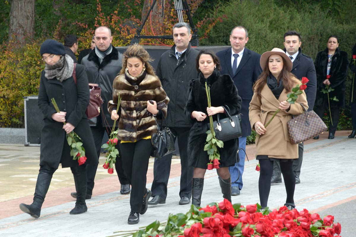 Azerbaijani public visits Alley of Honor to commemorate 12th death anniversary of Heydar Aliyev (PHOTO-VİDEO)