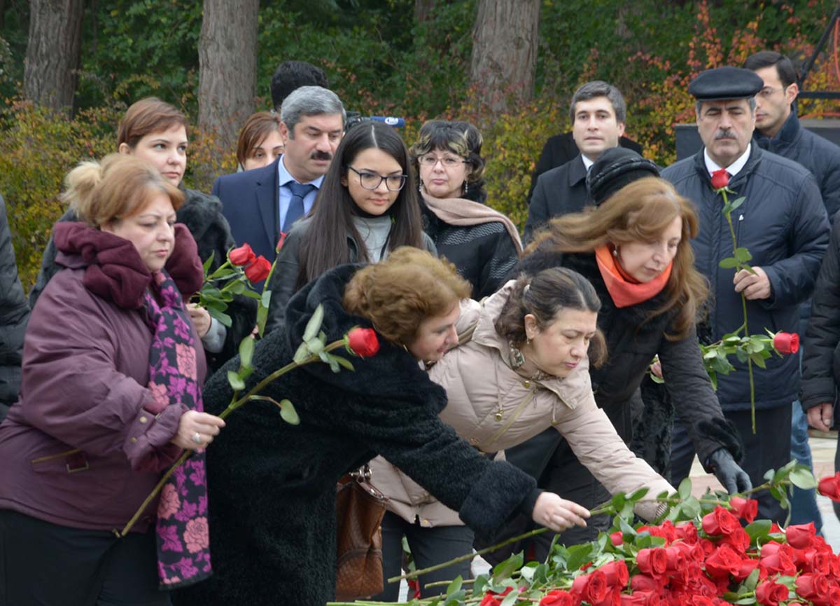 Azerbaijani public visits Alley of Honor to commemorate 12th death anniversary of Heydar Aliyev (PHOTO-VİDEO)