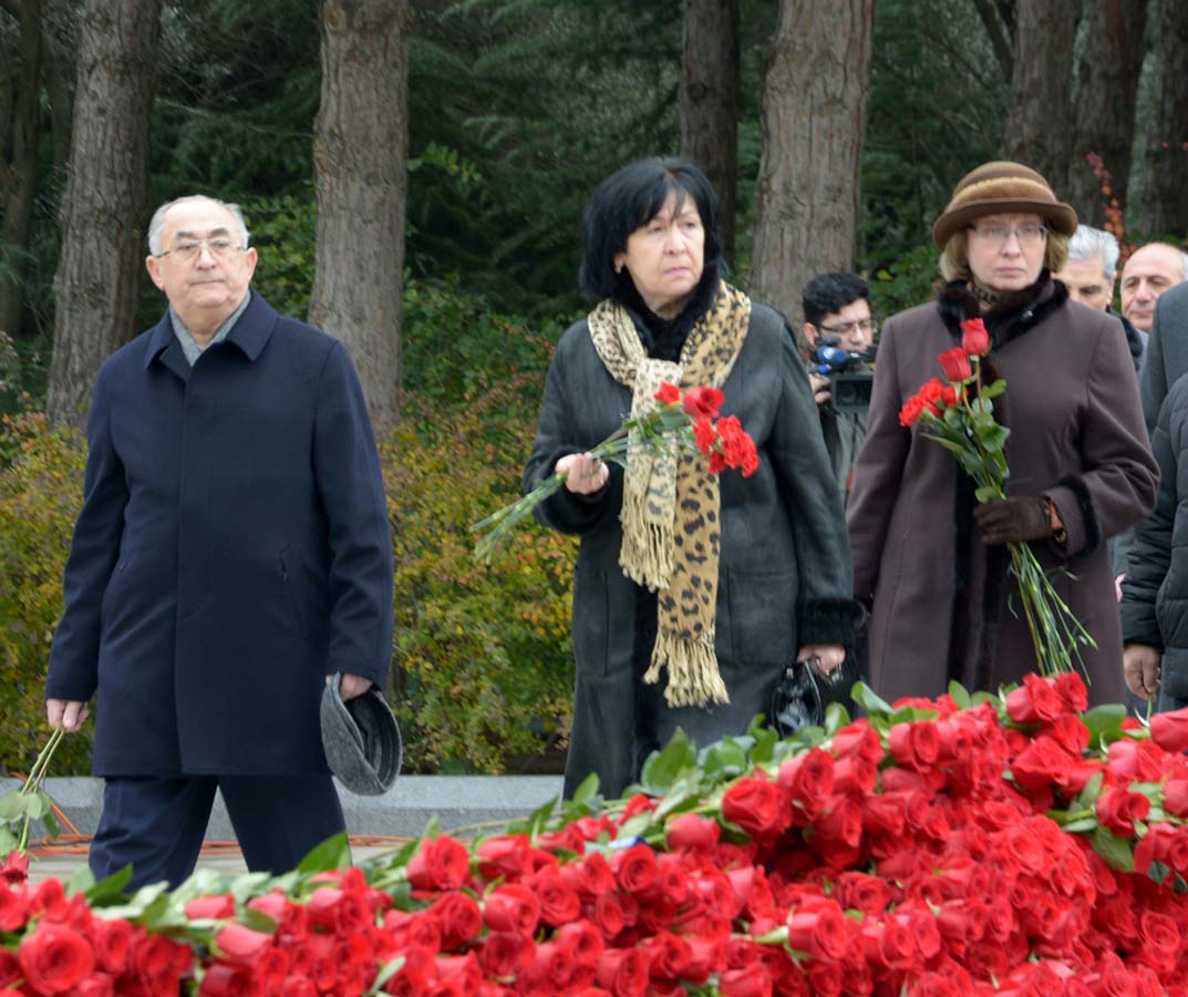 Azerbaijani public visits Alley of Honor to commemorate 12th death anniversary of Heydar Aliyev (PHOTO-VİDEO)