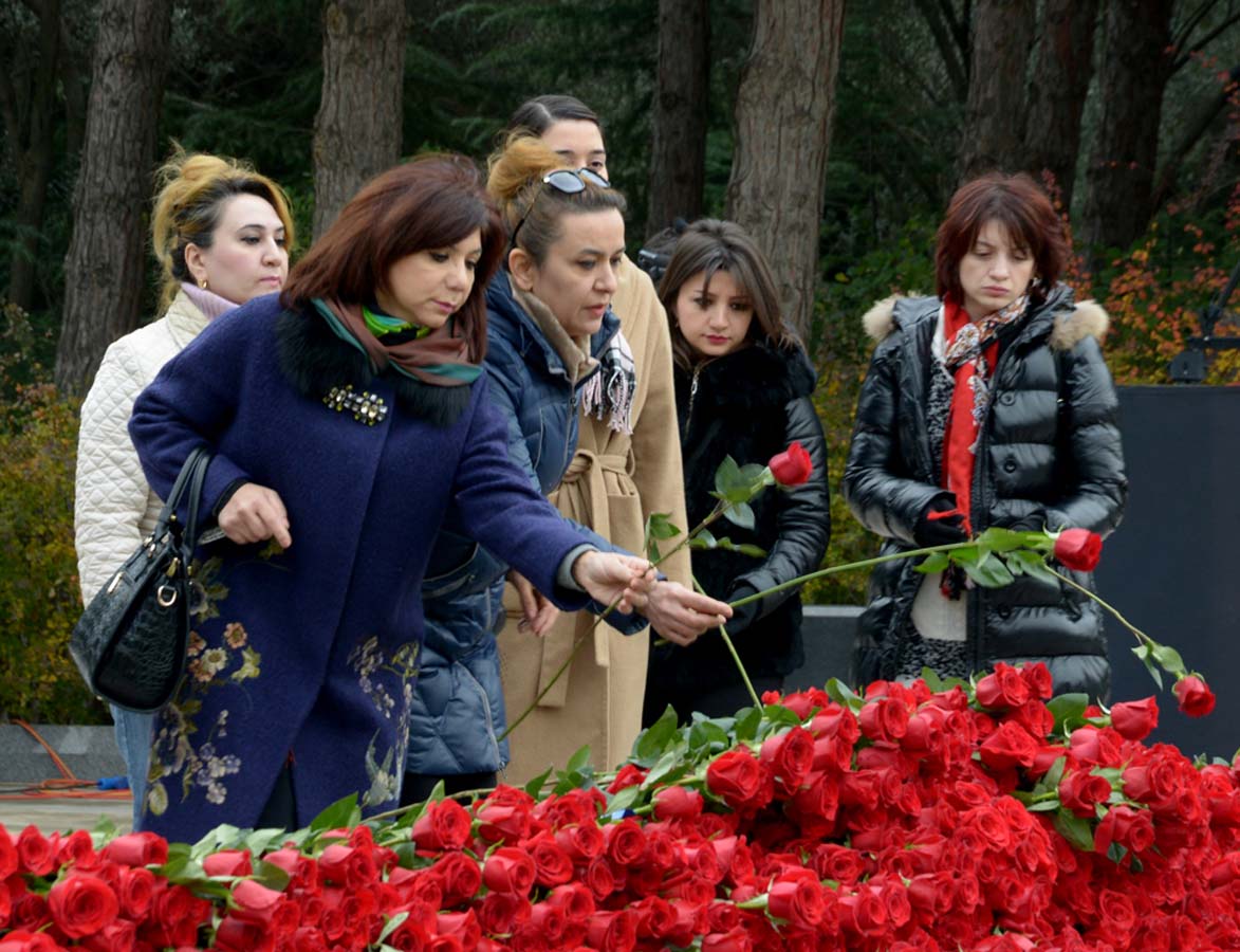 Azerbaijani public visits Alley of Honor to commemorate 12th death anniversary of Heydar Aliyev (PHOTO-VİDEO)