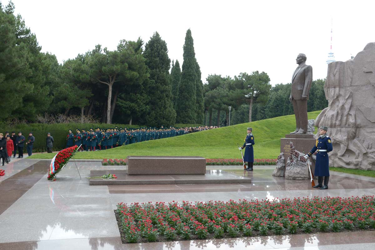 Azerbaijani public visits Alley of Honor to commemorate 12th death anniversary of Heydar Aliyev (PHOTO-VİDEO)
