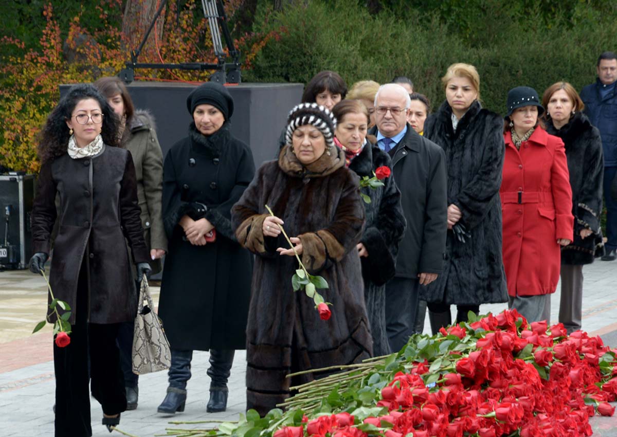 Azerbaijani public visits Alley of Honor to commemorate 12th death anniversary of Heydar Aliyev (PHOTO-VİDEO)