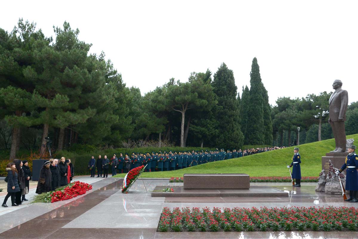 Azerbaijani public visits Alley of Honor to commemorate 12th death anniversary of Heydar Aliyev (PHOTO-VİDEO)