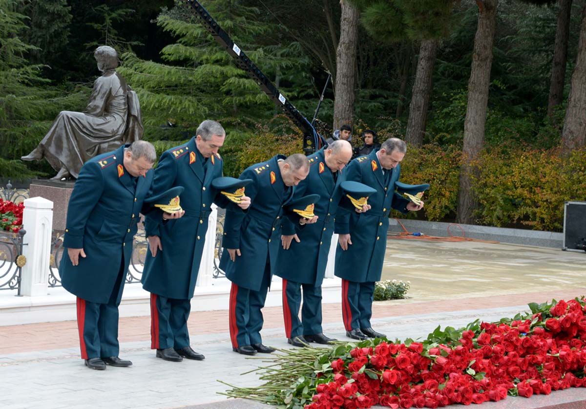 Azerbaijani public visits Alley of Honor to commemorate 12th death anniversary of Heydar Aliyev (PHOTO-VİDEO)