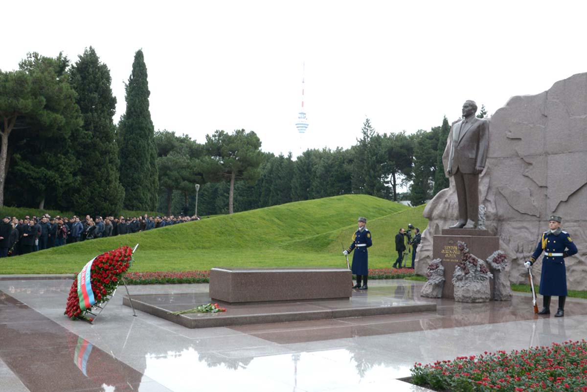 Azerbaijani public visits Alley of Honor to commemorate 12th death anniversary of Heydar Aliyev (PHOTO-VİDEO)