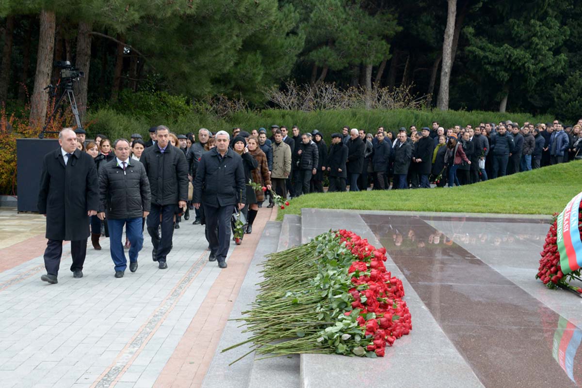 Azerbaijani public visits Alley of Honor to commemorate 12th death anniversary of Heydar Aliyev (PHOTO-VİDEO)