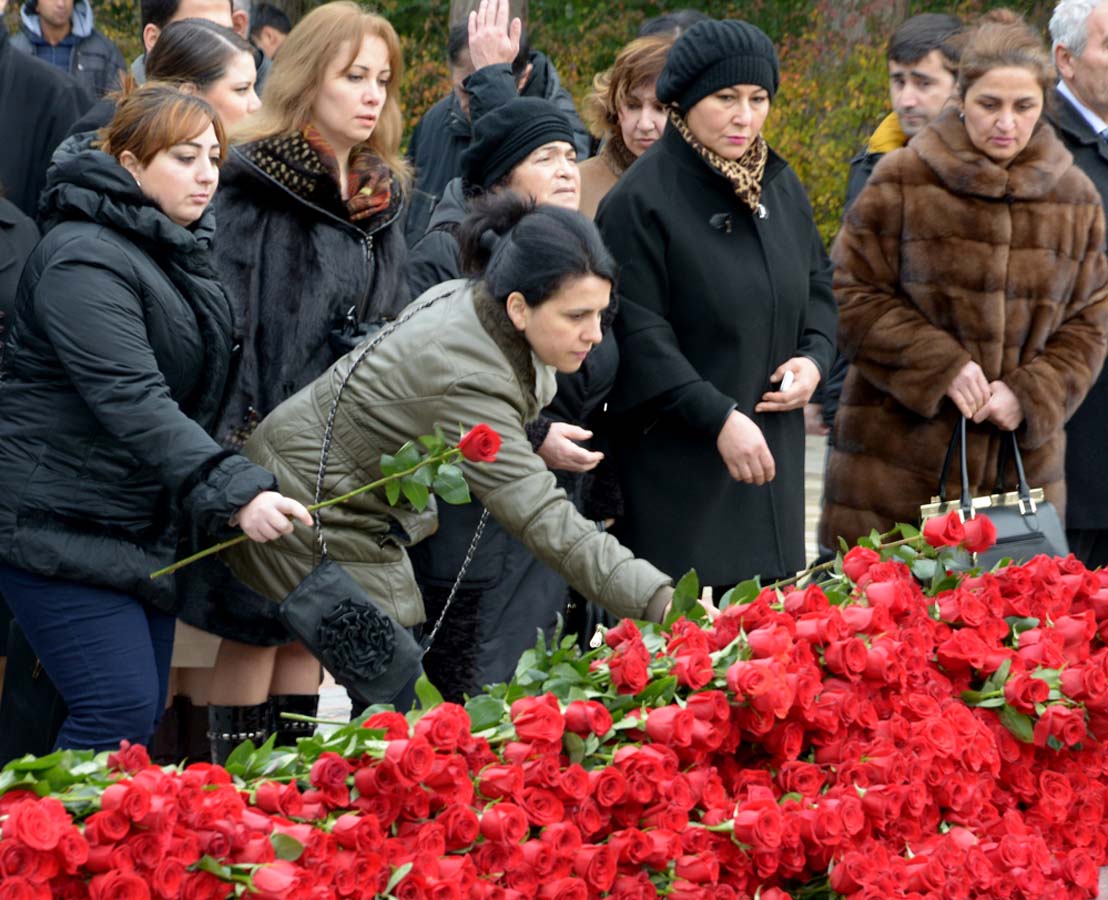 Azerbaijani public visits Alley of Honor to commemorate 12th death anniversary of Heydar Aliyev (PHOTO-VİDEO)