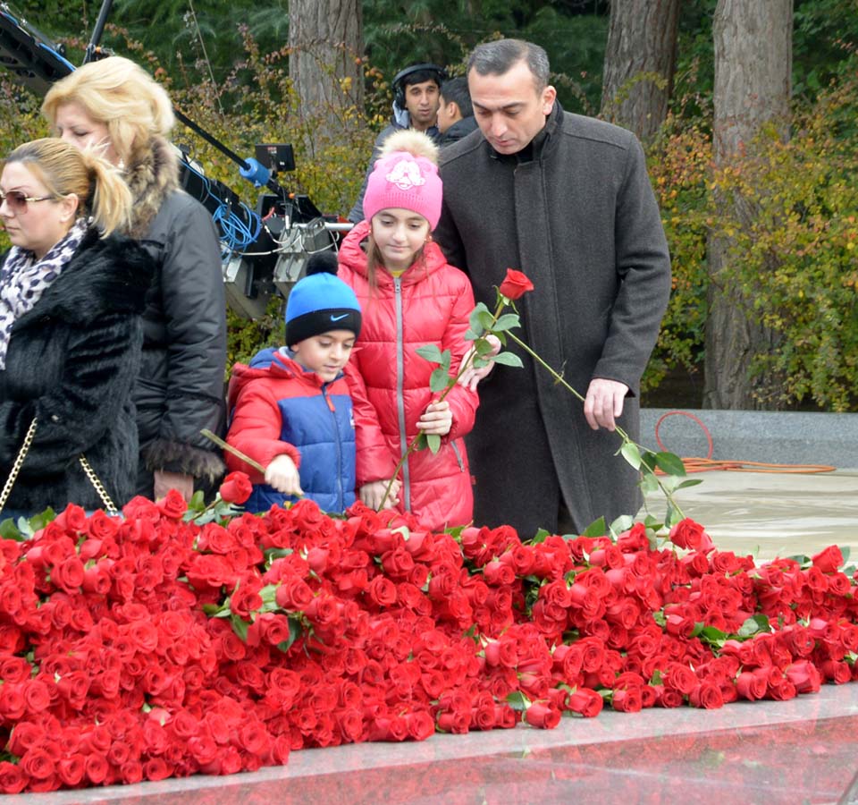 Azerbaijani public visits Alley of Honor to commemorate 12th death anniversary of Heydar Aliyev (PHOTO-VİDEO)