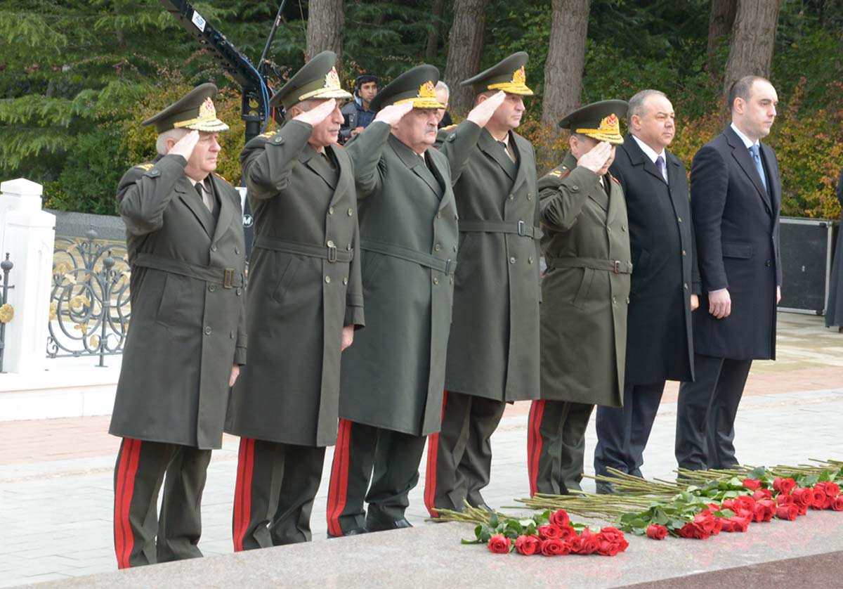 Azerbaijani public visits Alley of Honor to commemorate 12th death anniversary of Heydar Aliyev (PHOTO-VİDEO)