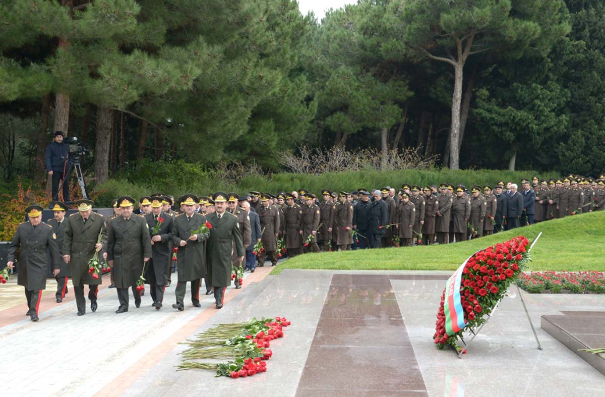 Azerbaijani public visits Alley of Honor to commemorate 12th death anniversary of Heydar Aliyev (PHOTO-VİDEO)