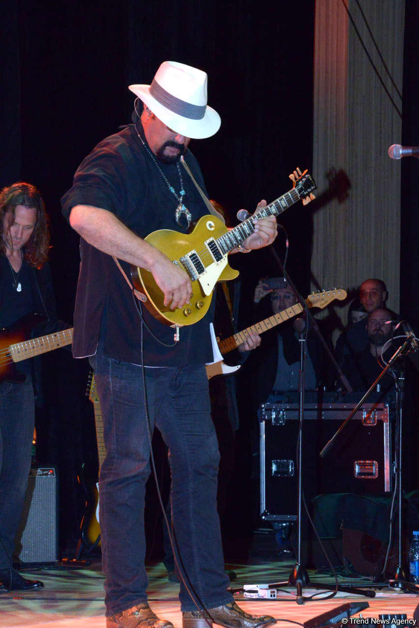 Stunning show by Steven Seagal in Baku (PHOTO)