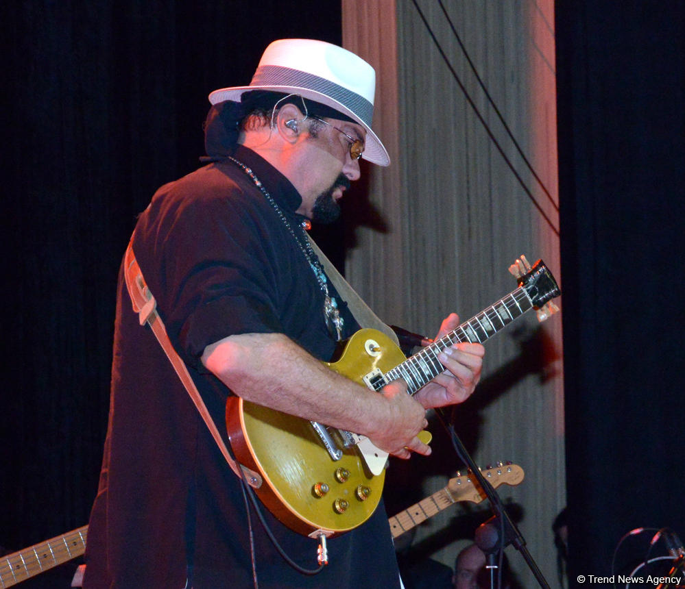 Stunning show by Steven Seagal in Baku (PHOTO)