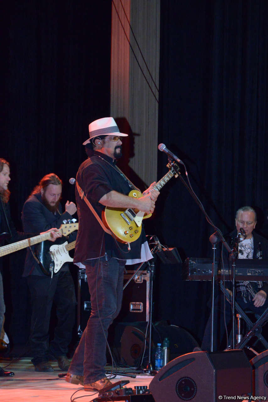 Stunning show by Steven Seagal in Baku (PHOTO)