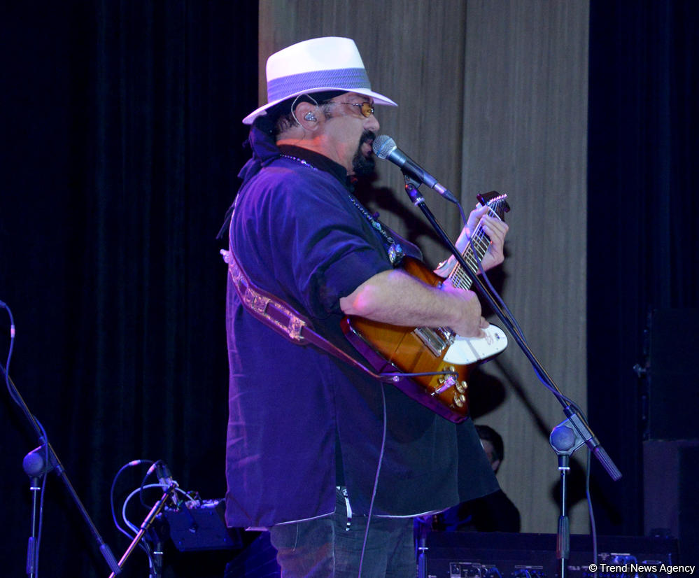Stunning show by Steven Seagal in Baku (PHOTO)