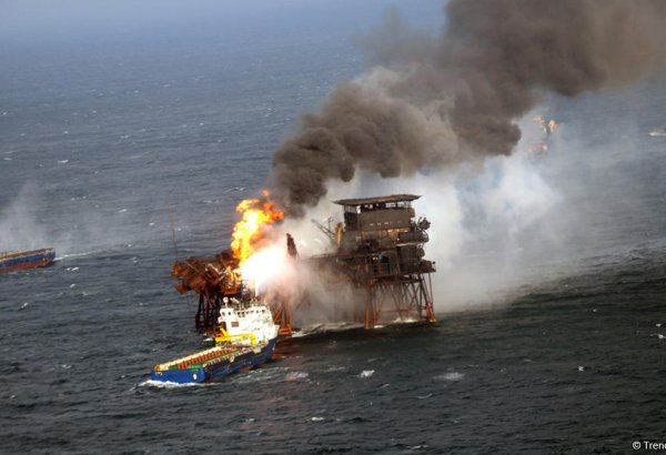 Azerbaijan continues to battle Guneshli rig fire (VIDEO)