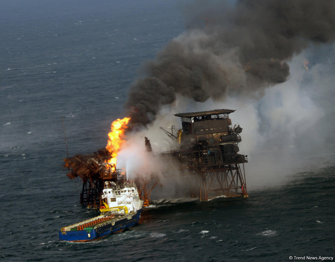 Firefighting underway at faulty platform in Caspian (PHOTO)