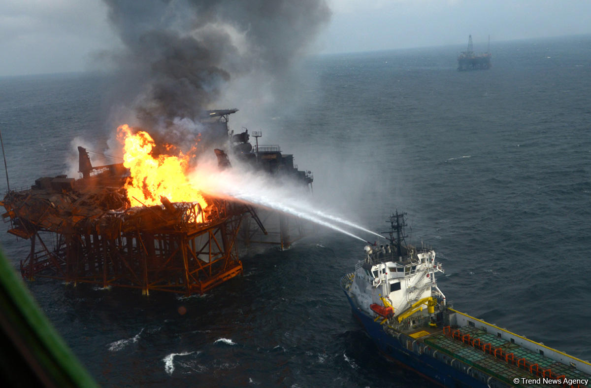 Firefighting underway at faulty platform in Caspian (PHOTO)