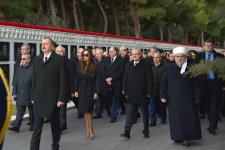 Azerbaijani president, his spouse pay tribute to martyrs