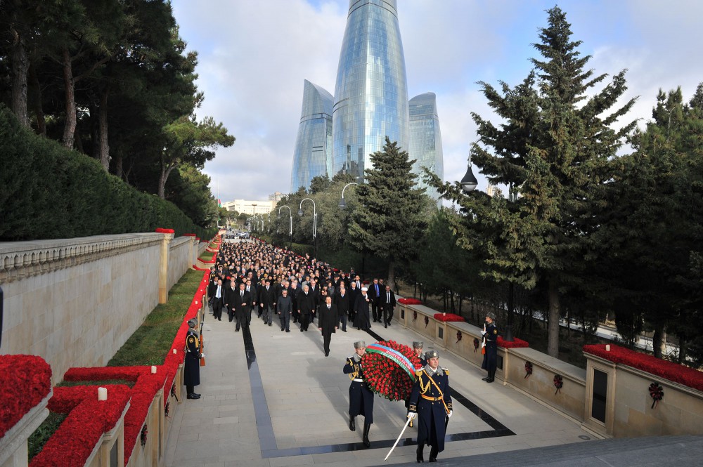 Azerbaijani president, his spouse pay tribute to martyrs