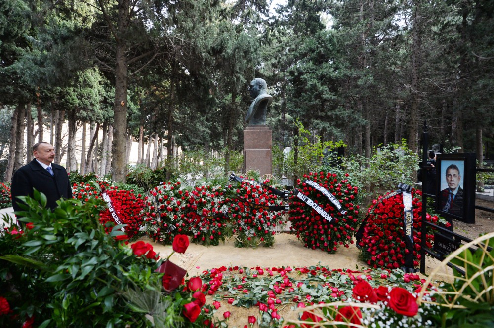 President Ilham Aliyev visits grave of academician Jalal Aliyev (PHOTO)