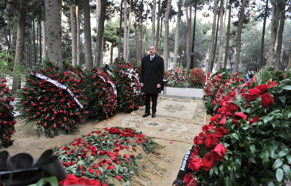 President Ilham Aliyev visits grave of academician Jalal Aliyev (PHOTO)