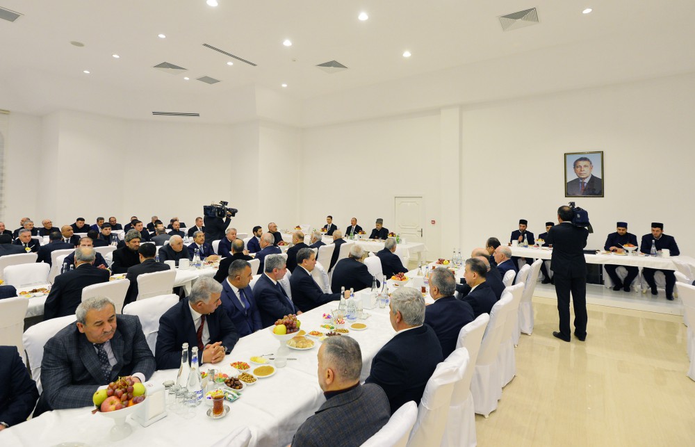President Ilham Aliyev visits grave of academician Jalal Aliyev (PHOTO)
