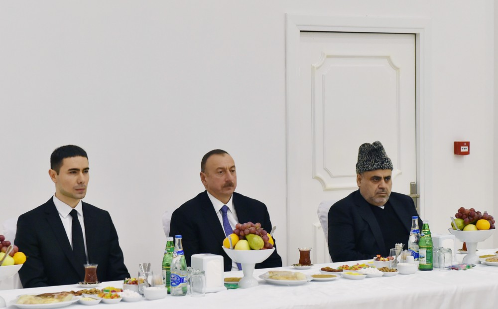President Ilham Aliyev visits grave of academician Jalal Aliyev (PHOTO)