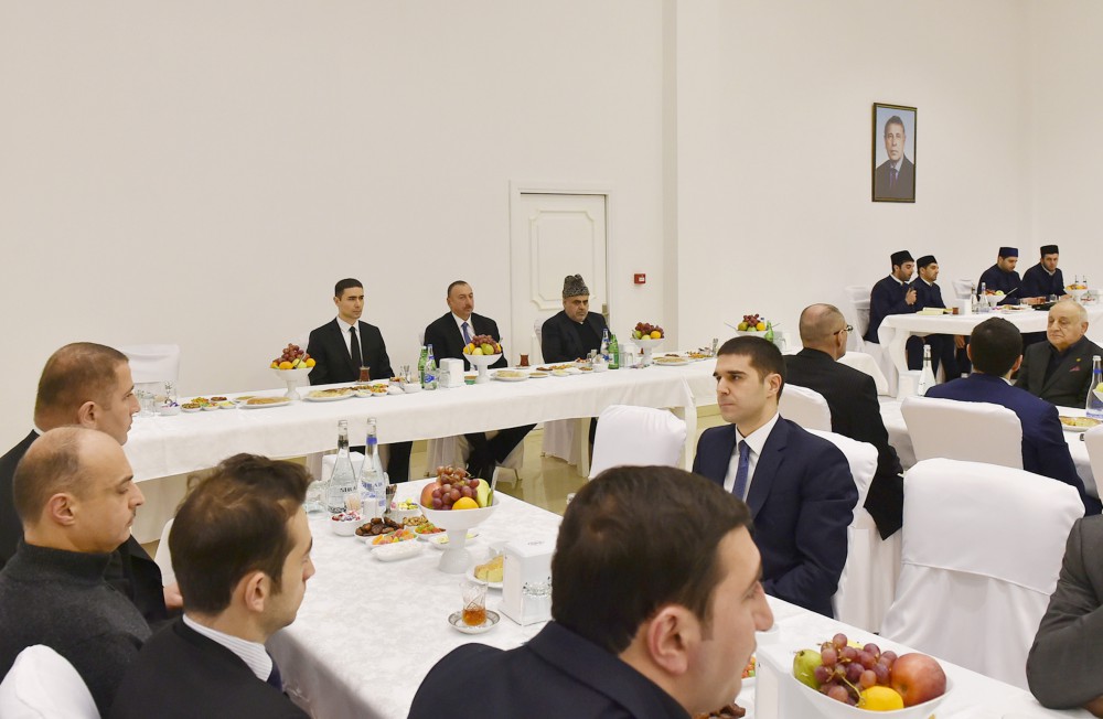 President Ilham Aliyev visits grave of academician Jalal Aliyev (PHOTO)