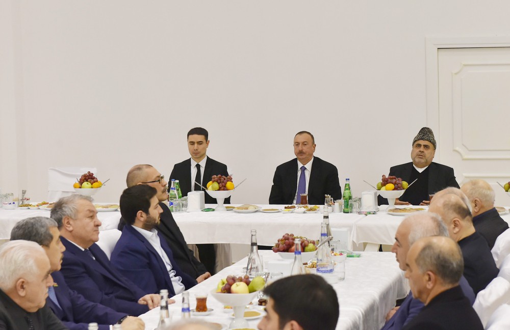 President Ilham Aliyev visits grave of academician Jalal Aliyev (PHOTO)