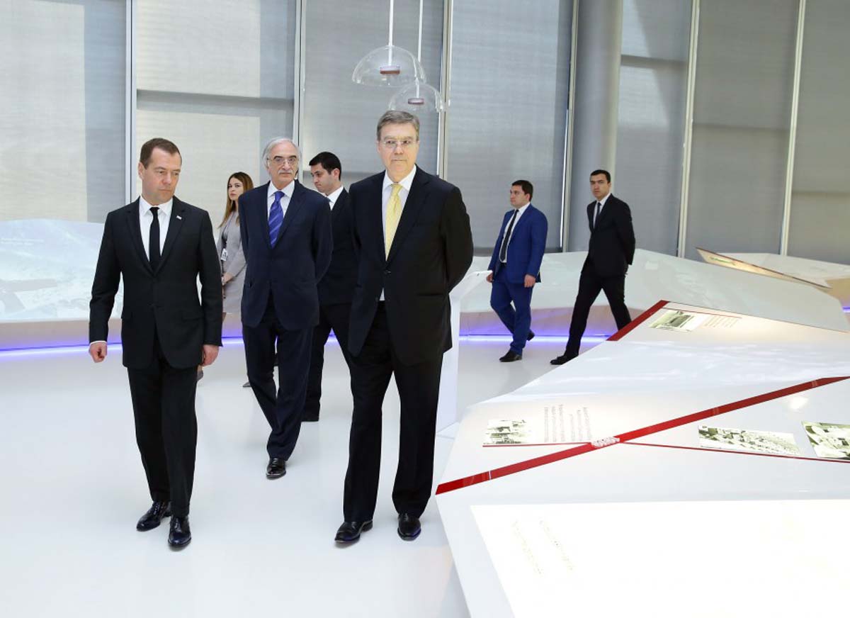 Prime Minister of Russia visits Heydar Aliyev Center (PHOTO)