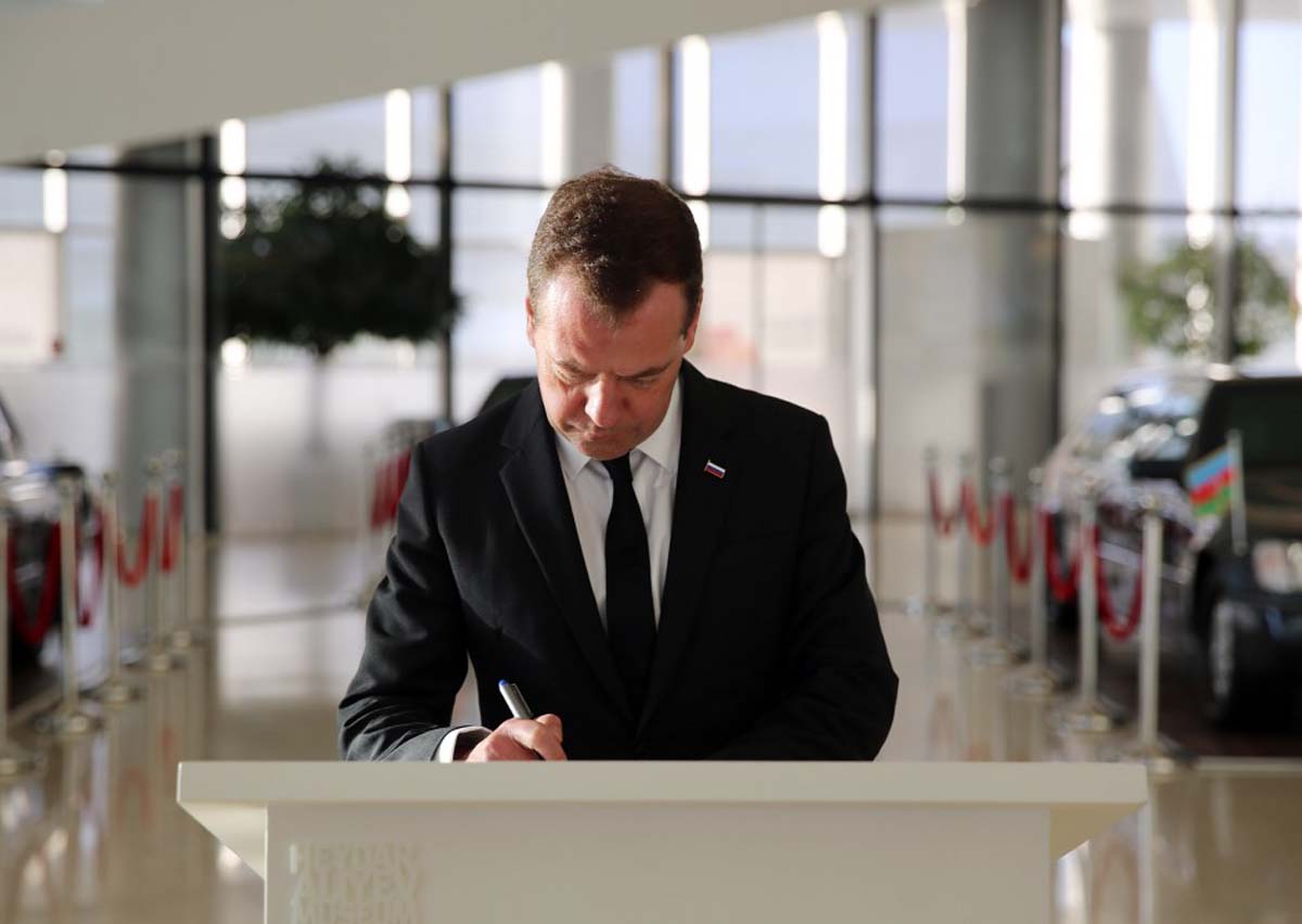 Prime Minister of Russia visits Heydar Aliyev Center (PHOTO)