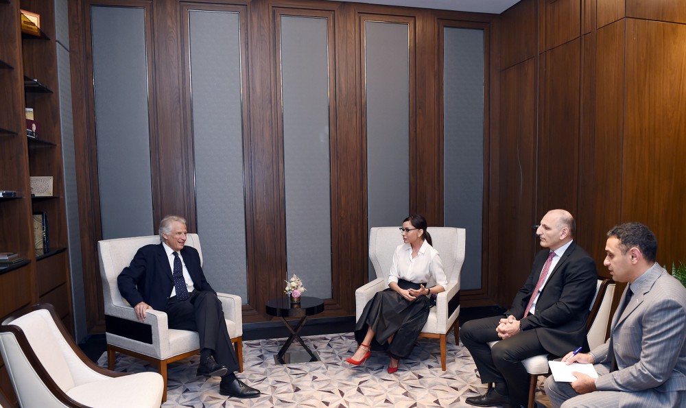 Azerbaijan’s First Lady Mehriban Aliyeva meets former French PM