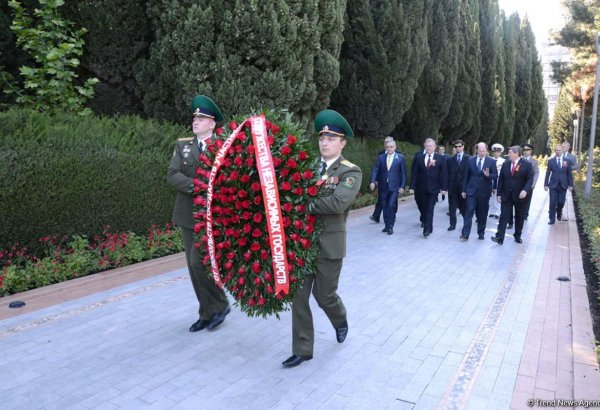 Heads of CIS countries’ diplomatic missions lay wreath at memorial of military glory in Baku