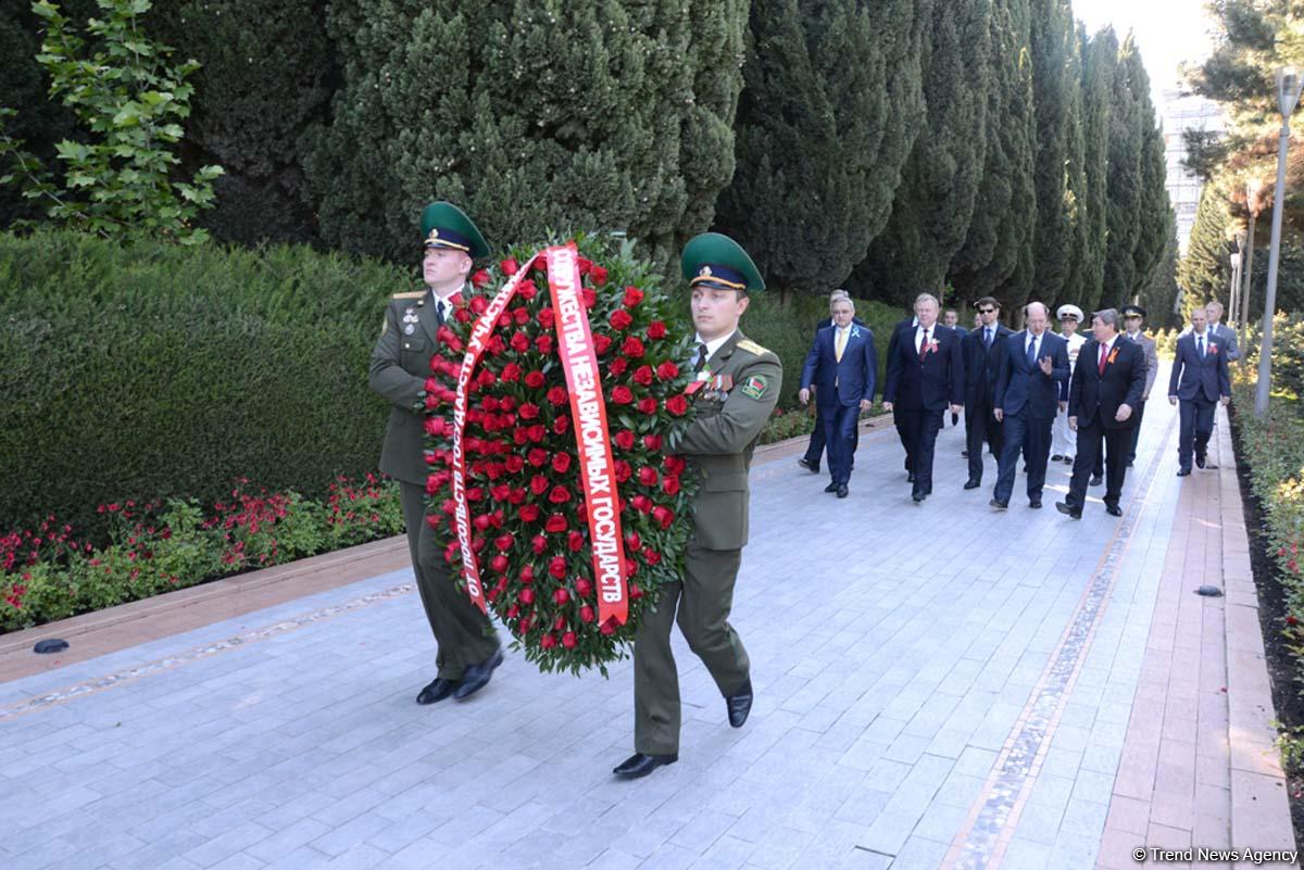 Heads of CIS countries’ diplomatic missions lay wreath at memorial of military glory in Baku