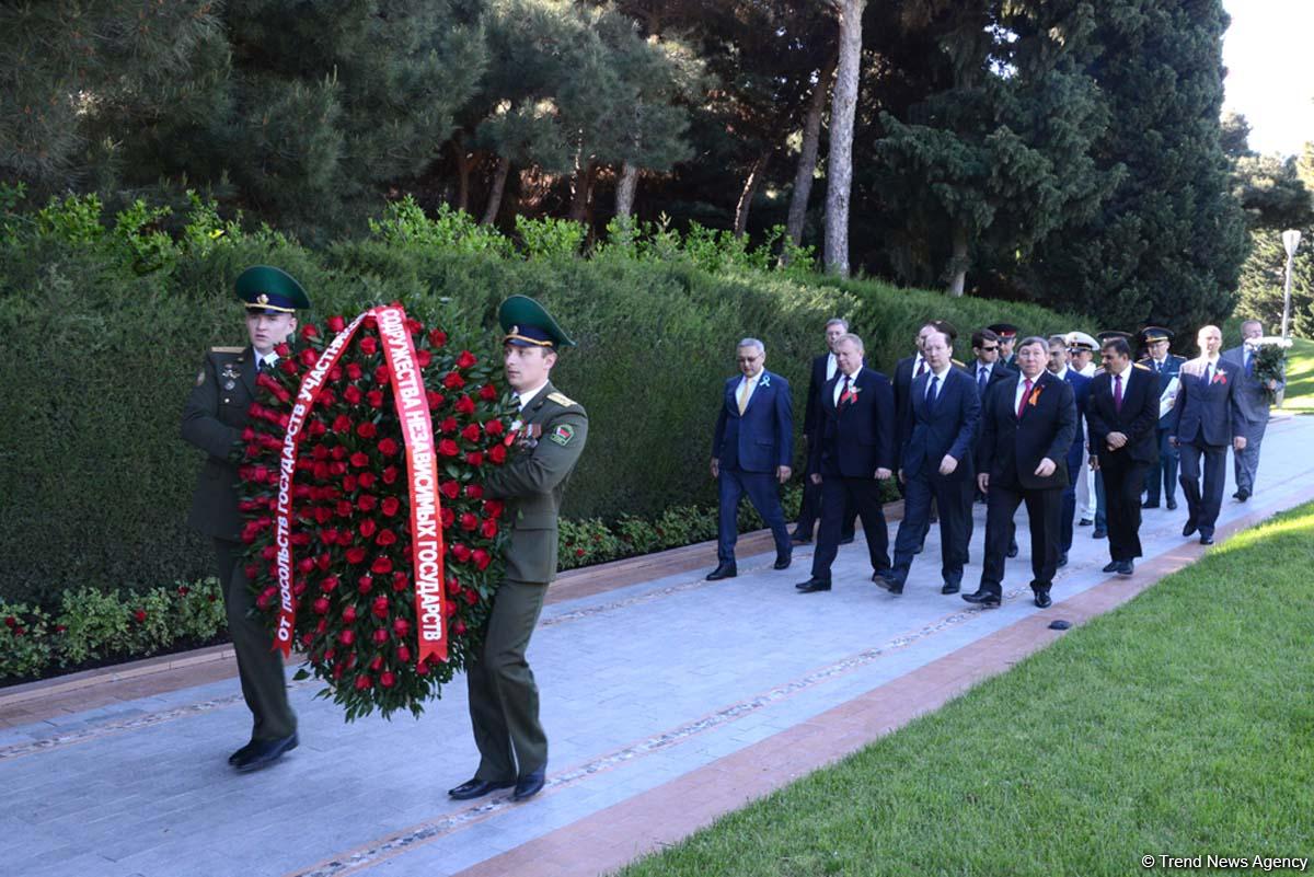 Heads of CIS countries’ diplomatic missions lay wreath at memorial of military glory in Baku