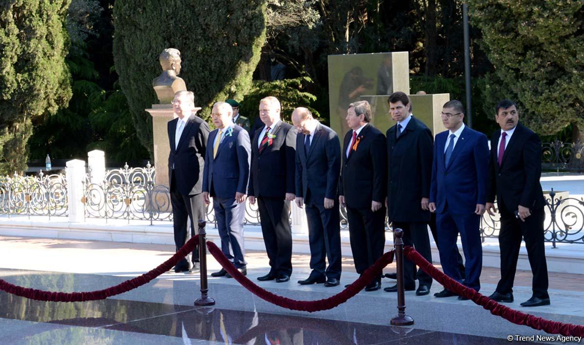 Heads of CIS countries’ diplomatic missions lay wreath at memorial of military glory in Baku