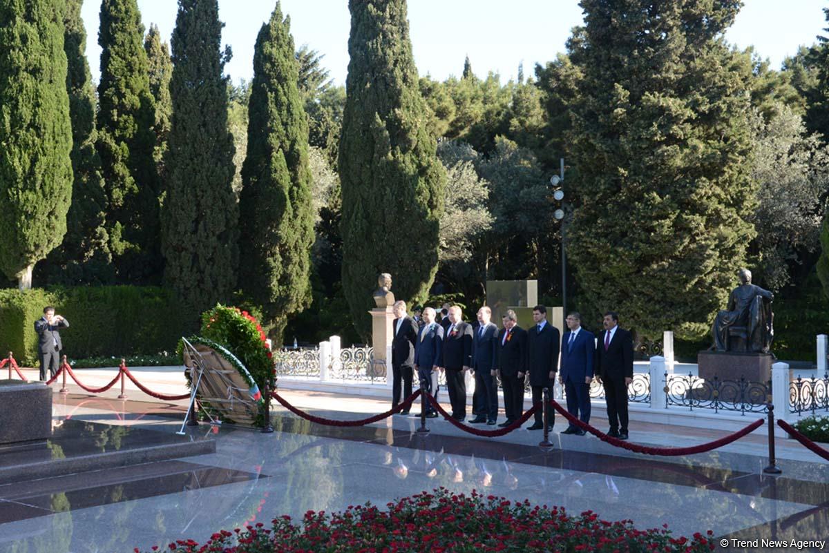 Heads of CIS countries’ diplomatic missions lay wreath at memorial of military glory in Baku