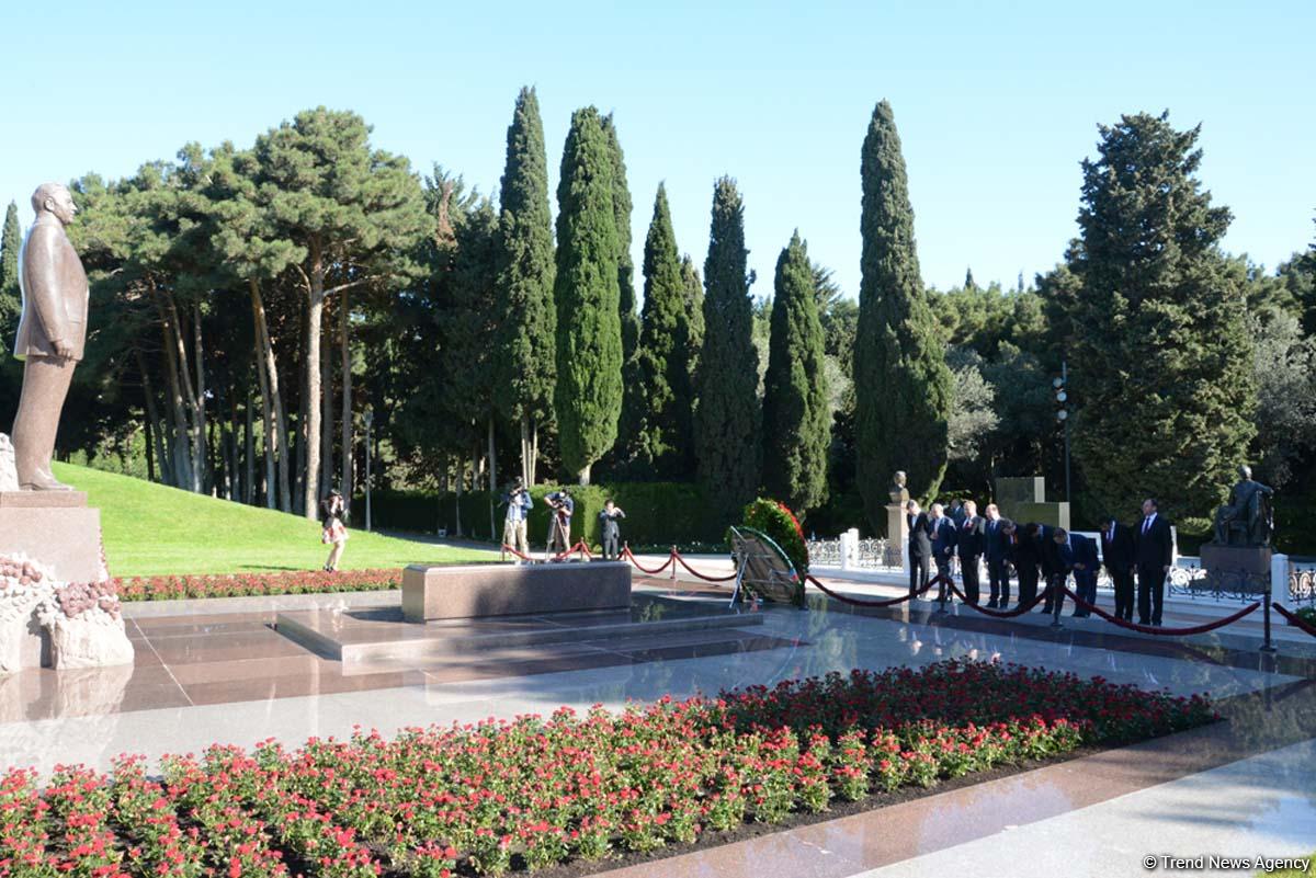 Heads of CIS countries’ diplomatic missions lay wreath at memorial of military glory in Baku