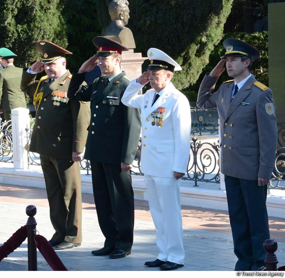 Heads of CIS countries’ diplomatic missions lay wreath at memorial of military glory in Baku
