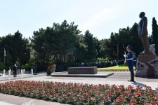 President Aliyev, his spouse visit grave of country’s National Leader Heydar Aliyev