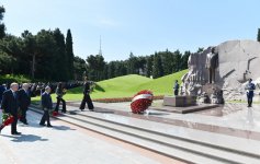 President Aliyev, his spouse visit grave of country’s National Leader Heydar Aliyev