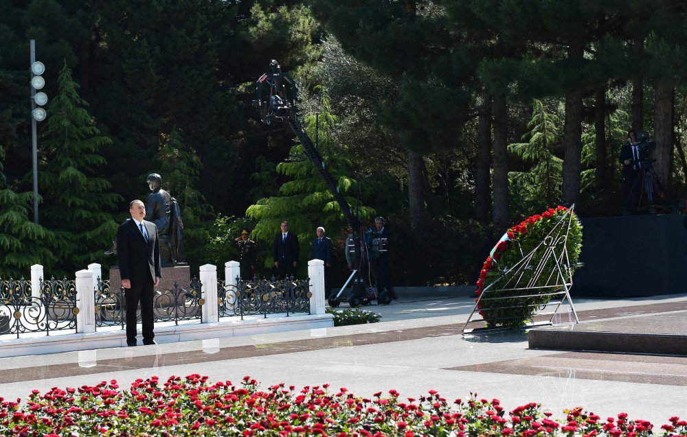 President Aliyev, his spouse visit grave of country’s National Leader Heydar Aliyev