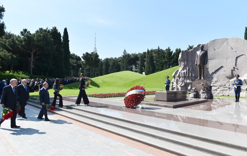 President Aliyev, his spouse visit grave of country’s National Leader Heydar Aliyev